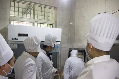 【关注师生饮食健康,打造平安和谐校园】会龙学校开展学生食堂开放日活动。